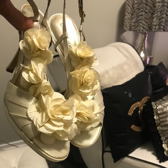 Pale yellow satin heels - Picture 5 of 12